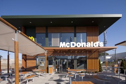 17/10/2012 Establecimiento de McDonald's en España.
McDonald's consolida su presencia en España, donde cuenta con 453 restaurantes, tras la apertura este jueves de un nuevo establecimiento en Sevilla, según informa la compañía en un comunicado.
El nuevo local está situado en la zona de Ciudad de la Imagen y se convierte en el restaurante número 20 que la cadena de comida rápida tiene en Sevilla, el 80 de Andalucía y el 453 en España.
La apertura del nuevo establecimiento, que cuenta con un equipo de 48 personas, todas ellas de nueva contratación y una superficie de 415 metros cuadrados, supondrá un impulso para la creación de empleo en la zona.
Manuel Parra, franquiciado de este nuevo restaurante, se mostró orgulloso de "poder contribuir a la creación de valor económico y social y puestos de trabajo en Sevilla".
La apertura de este nuevo restaurante en Sevilla se enmarca dentro del plan de expansión de la compañía en España previsto para el periodo 2012-2014, que tiene como objetivo abrir más de 60 restaurantes, para lo que invertirá alrededor de 160 millones de euros, que generarán más de 3.000 empleos en este periodo.
ECONOMIA ESPAÑA EUROPA
MCDONALD'S